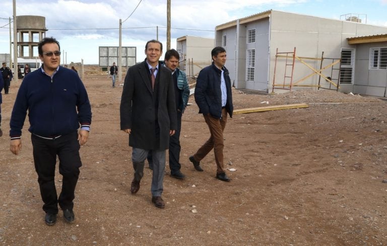 Omar Gutiérrez durante su recorrida en obras ubicadas en Añelo (web).