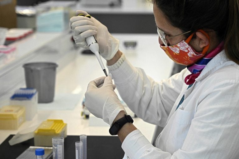 A scientist works at the mAbxience biosimilar monoclonal antibody laboratory plant in Garin, Buenos Aires province, on August 14, 2020, where an experimental coronavirus vaccine will be produced for Latin America. - Argentina will manufacture while Mexico will pack and distribute in Latin America, except of Brazil, the vaccine against COVID-19 developed by the University of Oxford and the AstraZeneca laboratory. (Photo by JUAN MABROMATA / AFP)