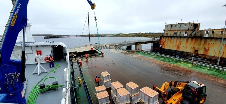 Maniobra de desembarco de pesca en muelle FIPASS, Malvinas