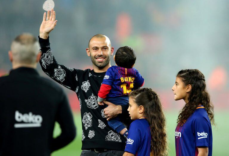 El sanlorencino fue reconocido en el estadio blaugrana junto a su familia. (EFE)