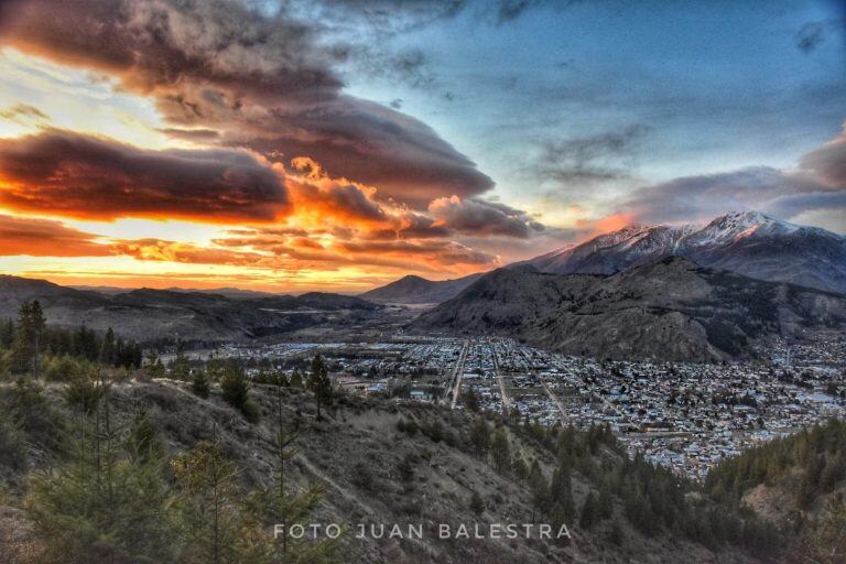 Los lugares mas visitados son el Parque Nacional Los Aleces, La Trochita y los túneles de hielo.