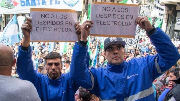 Tensión en la puerta de Electrolux entre empleados y cesanteados. (La Ocho)