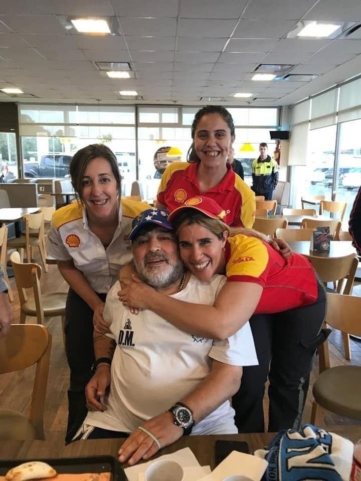 La foto del entrenador con las playeras de la estación de servicio de Las Armas (web).