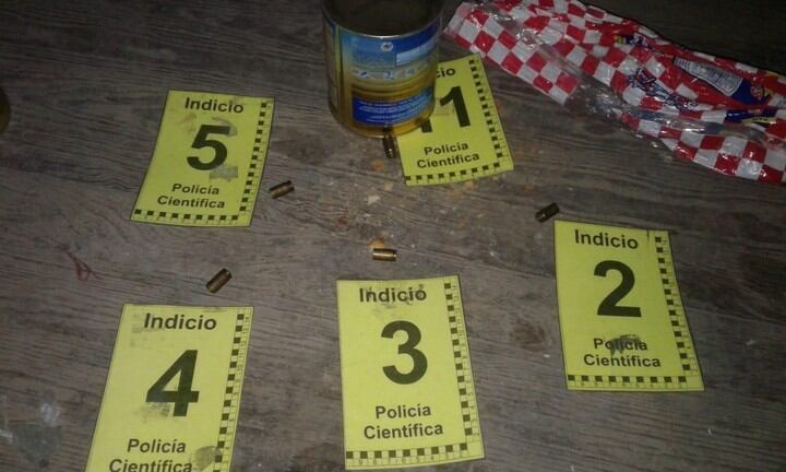 El trabajo de la Policía Científica en la casa del detenido. (Clarín).