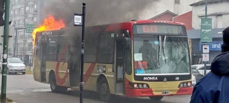 Se incendió un colectivo de la línea 60 en San Isidro (Foto: Twitter/feresjaime)