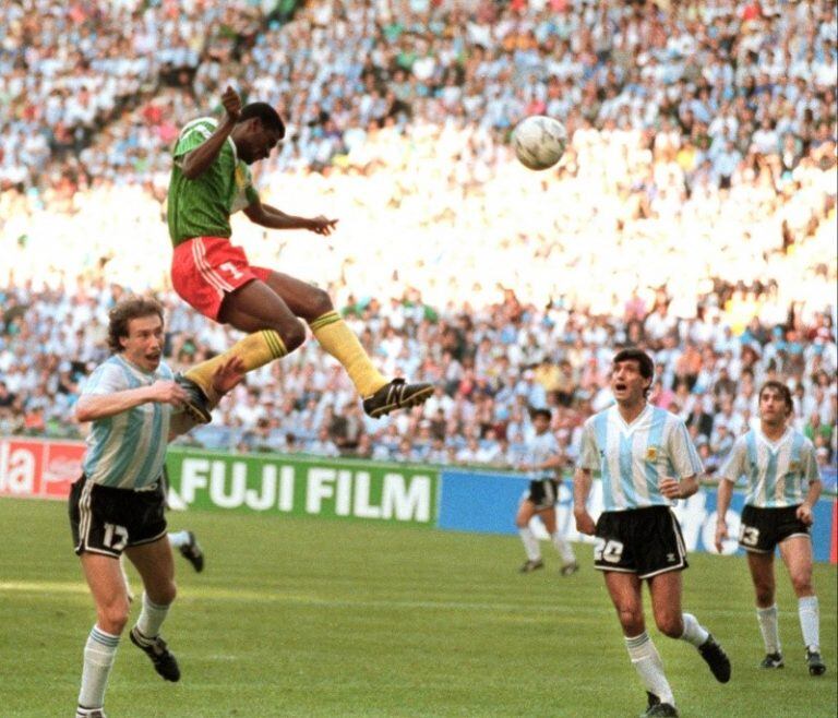 El salto africano. Camerun dio el zarpazo en su presentación. Oman Biyik le ganó a todos y puso el 1 a 0 histórico sobre Argentina para un equipo cuya principal figura era Roger Milla. Un veterano de 38 años que estaba al borde del retiro y al que el presidente de su país le pidió que jugara el Mundial.