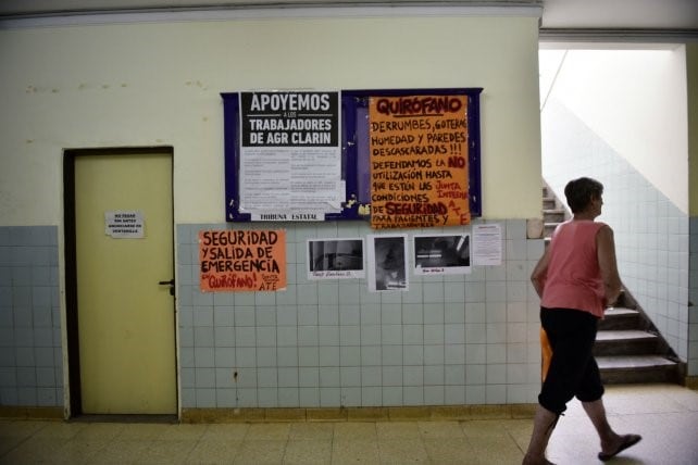 Los carteles de los gremios reflejaban en 2017 la preocupante realidad del hospital.