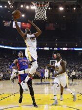 JGM17 OAKLAND (ESTADOS UNIDOS) 13/01/2017.- El jugador de los Warriors Kevin Durant (c) salta para encestar junto a Tobias Harris (i) de los Pistons durante el partido de la NBA que enfrentó a los Detroit Pistons y a los Golden State Warriors en el Oracle