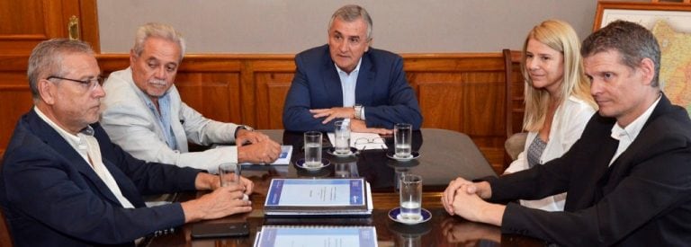 El ministro de Desarrollo Económico y Producción, Juan Carlos Abud Robles; Julio Ríos Gómez, presidente del SEGEMAR; el gobernador Gerardo Morales; Carolina Sánchez, secretaria de Políticas Mineras de Nación; y el secretario de Minería de la Provincia, Miguel Soler, en la reunión concretada en la Casa de Gobinero.