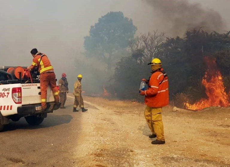 Unos 400 efectivos y 11 aviones hidrantes combatiendo el fuego en las sierras cordobesas. (Foto: Gobierno de Córdoba).