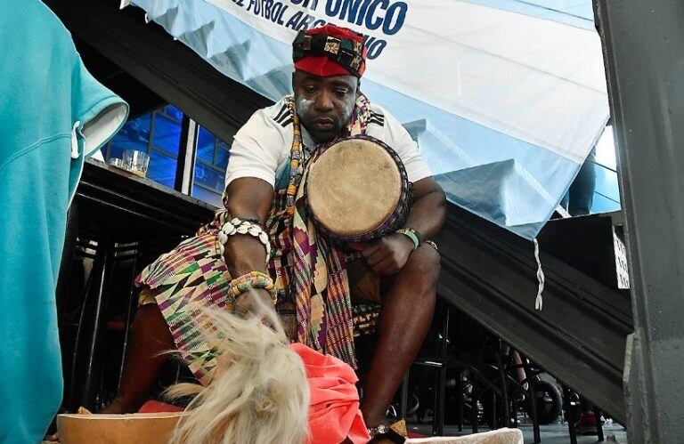 Festejos en bares y en el Monumento por el triunfo argentino