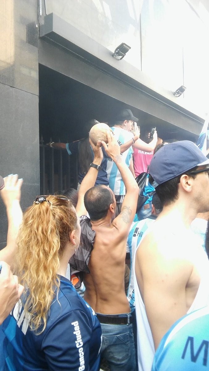 Un hincha de Racing llevó el cráneo de su abuelo a los festejos por el campeonato (Foto: Twitter)