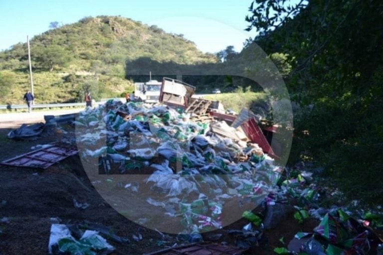 El camión llevaba comida para perros y se quedó sin frenos.