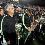 BOG10. MEDELLÍN (COLOMBIA), 30/11/2016.- El entrenador de Atlético Nacional Reynaldo Rueda (i) y todo su equipo asisten al homenaje al equipo de fútbol Chapecoense hoy, miércoles 30 de noviembre de 2016, en Medellín (Colombia). Miles de personas abarrotar