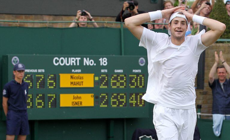 John Isner no puede creer que ganó el partido. (AP)