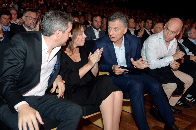 El jefe del Gabinete de Ministros, Marcos Peña; la gobernadora de la provincia de Buenos Aires, María Eugenia Vidal, el presidente Mauricio Macri y el jefe de Gobierno de Buenos Aires, Horacio Rodríguez Larreta (Foto: Presidencia)