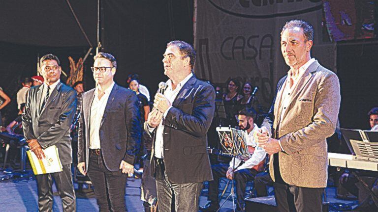 El intendente Oscar Tamis recibe a los invitados en cada celebración.