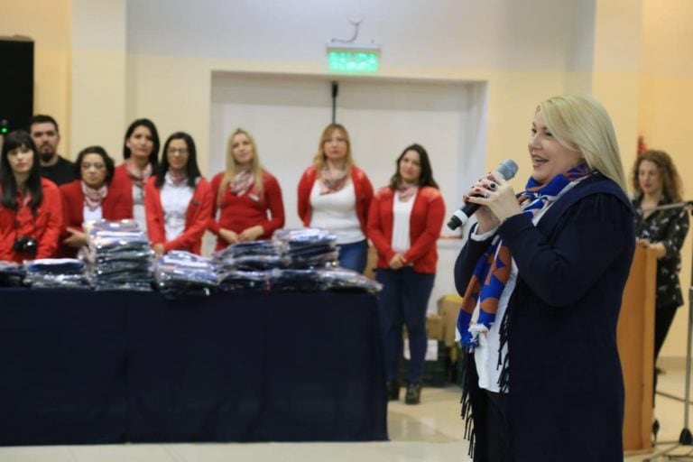 Bertone presidió la entrega de uniformes al personal de Pomys