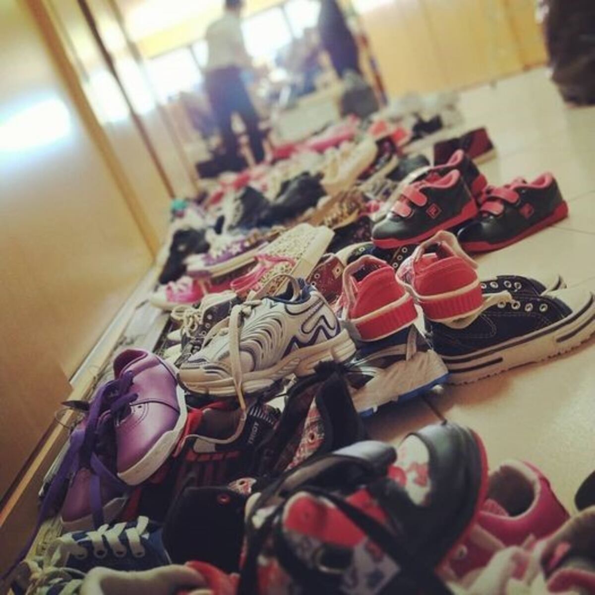 Morteros: juntaron 411 pares de zapatillas para niños de seis merenderos