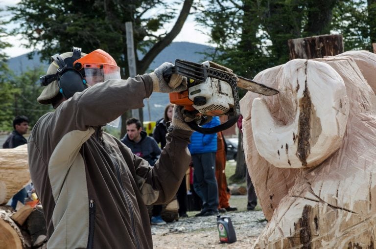 Tallado de madera por la "Fiesta de la Lenga".