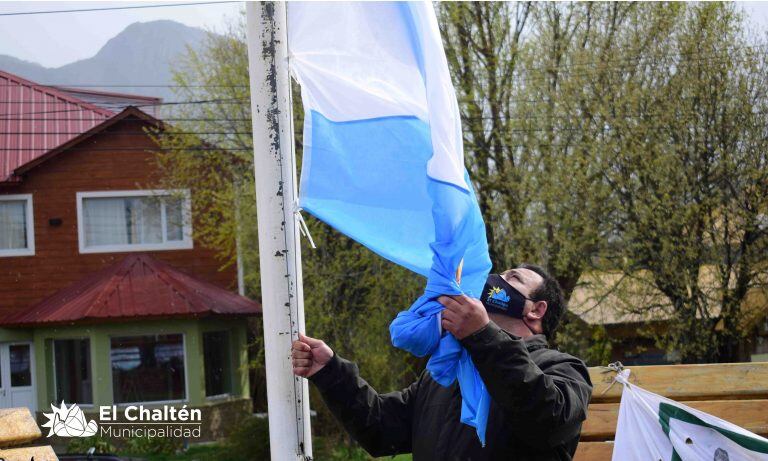 El intendente Néstor Ticó encabezó el izamiento oficial de la bandera nacional.