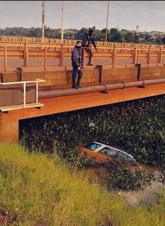 La camioneta quedó hundida en las aguas del arroyo Zaimán en la zona sureste de Posadas.