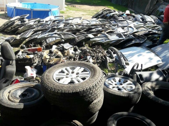 Desbaratan un desarmadero de autos.