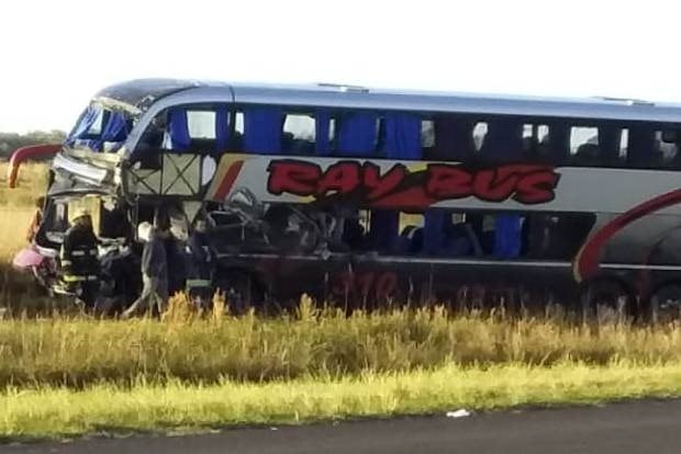 Accidente fatal entre un colectivo y un camión