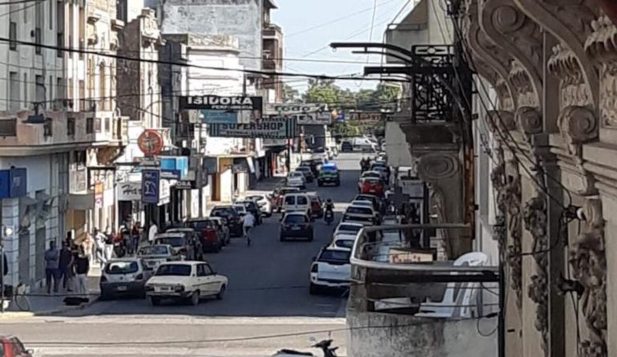 Mucho tránsito y largas colas en el centro de Azul en plena cuarentena