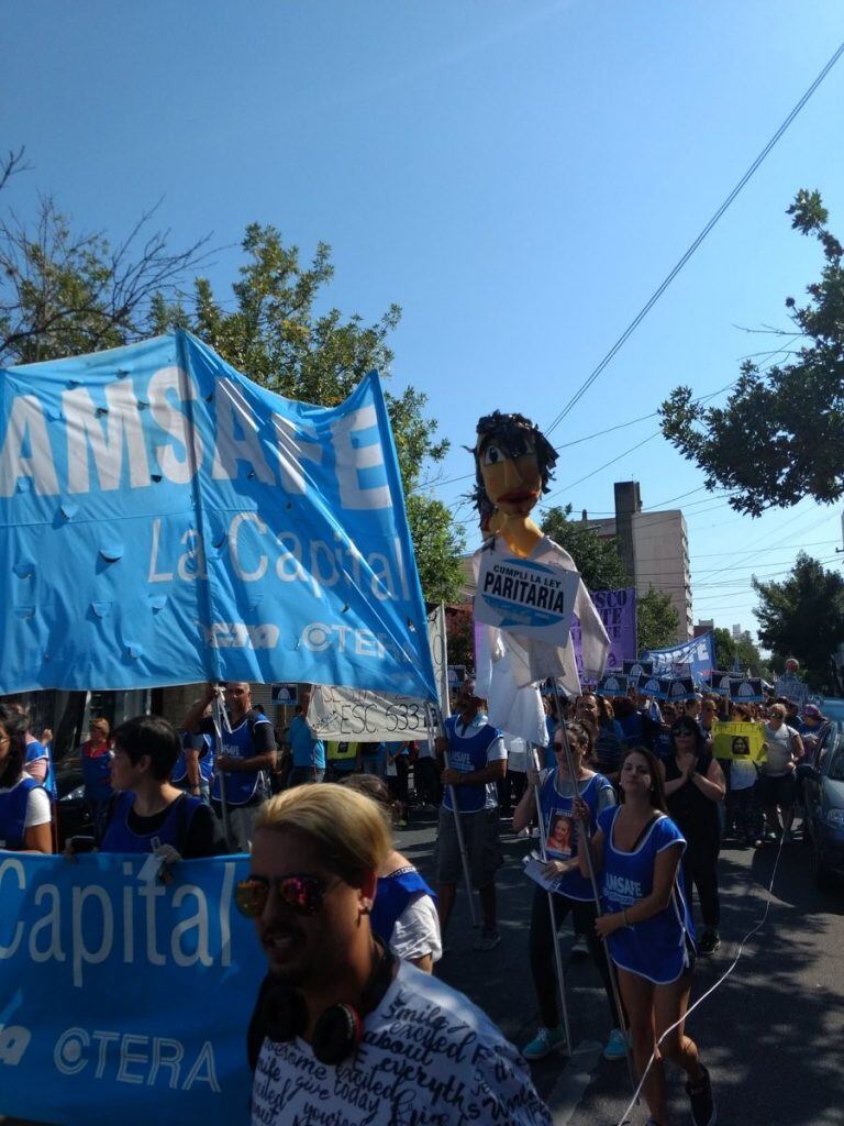 Multitudinaria marcha de trabajadores hacia la Casa Gris