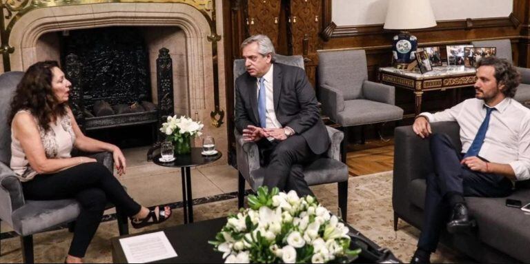 Crisitina Caamaño junto a Alberto Fernández y Santiago Cafiero en la Casa Rosada (Foto: web)