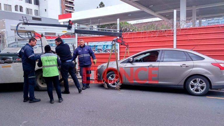 El auto fue retenido tras el incidente (ElOnce).