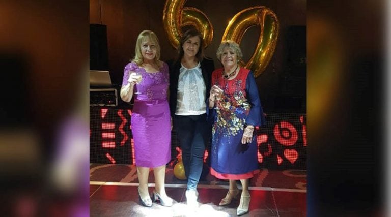 Sonia Obieta, editora de Vía Santa Rosa y directora de la FM 105.3 La 100 Santa Rosa, franqueada por la presidenta de la Cooperadora, Vilma Lobato (a la izquierda) , y la vicepresidenta, Teresita Vélez (Vía Santa Rosa)