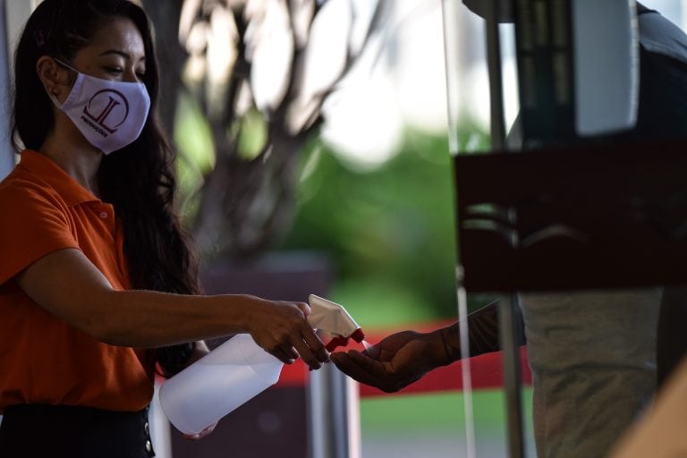 A shopper sanitizes their hands before entering the Patio Brasil shopping mall in Brasilia, Brazil, on Wednesday, May 27, 2020. As the country shatters records and the contamination curve fails to flatten, President Jair Bolsonaro remains adamant about his crusade to reopen commerce and the economy. Photographer: Andre Borges/Bloomberg