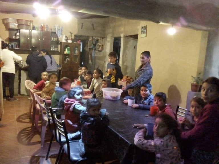 Merendero Caritas Felices de Barrio 1° de Mayo ayuda a los niños con una merienda.