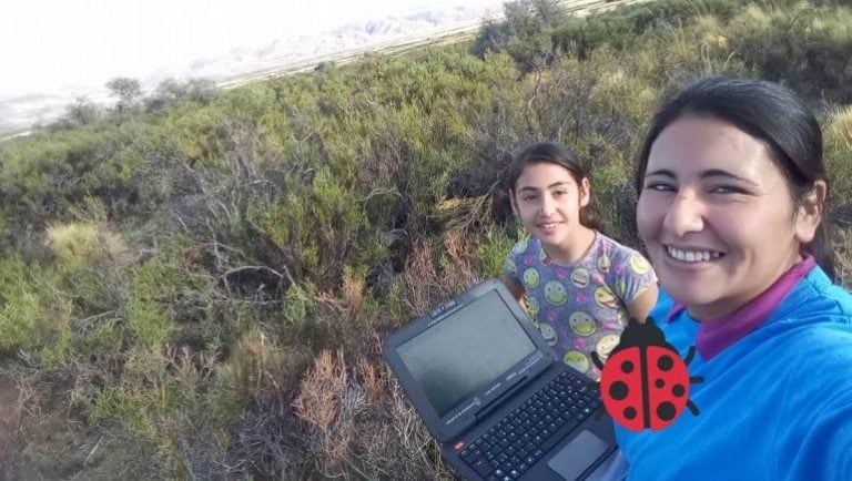 Para recibirse de profesora sale a caballo a buscar señal de internet y cumplir con sus clases (Foto: LMN)