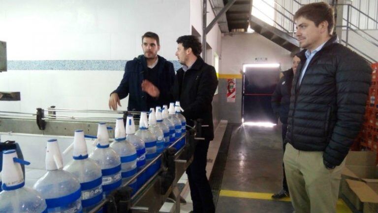 Autoridades locales recorriendo las instalaciones de la embotelladora. (El Informante)