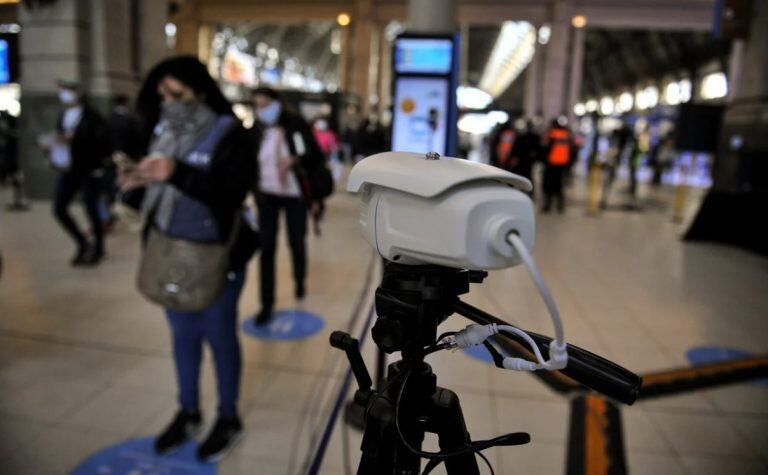 Cámaras térmicas en las estaciones (Foto: Clarín)