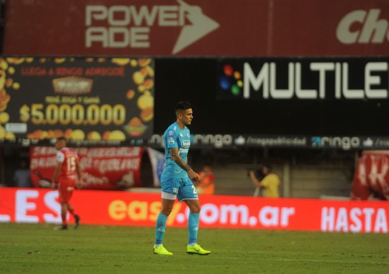 Belgrano se quedó con 10 en el primer tiempo.