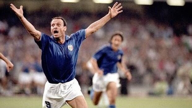 Salvatore de la patria. Era suplente, entro por Gianluca Vialli y no salió más. Salvatore Schillaci fue el goleador de Italia y del Mundial, con seis tantos, uno en cada partido que disputó. Fue el primer italiano en pasar a la Liga japonesa, en 1994. E interpretó en una serie televisiva a un mafioso. Nació en Sicilia.