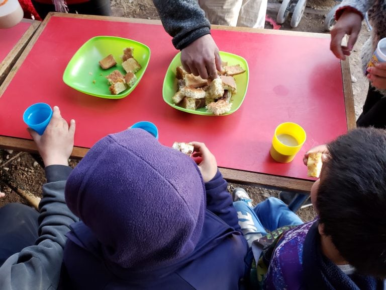 La merienda es posible gracias a las donaciones. (Foto: Rocío Sileci)