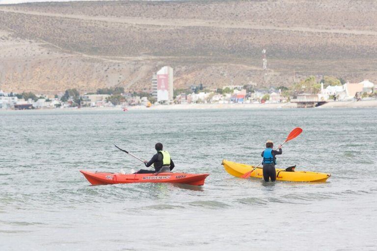 Kayakismo en la villa balnearia.