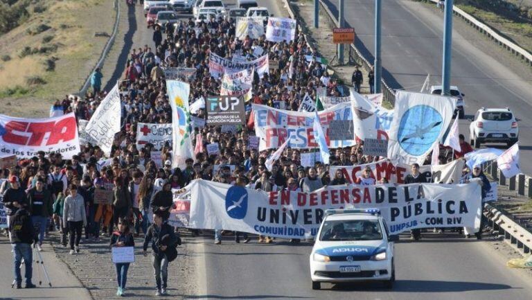 Los universitarios marchan por la ruta.