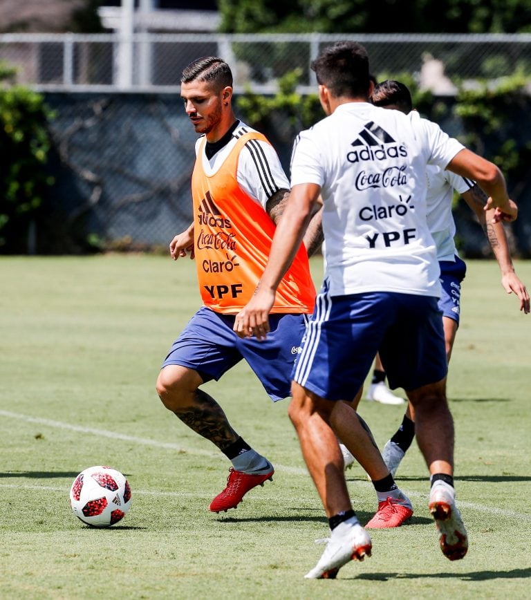 Mauro Icardi hizo fútbol durante el entrenamiento de este jueves de la Selección Argentina. Foto: AP.