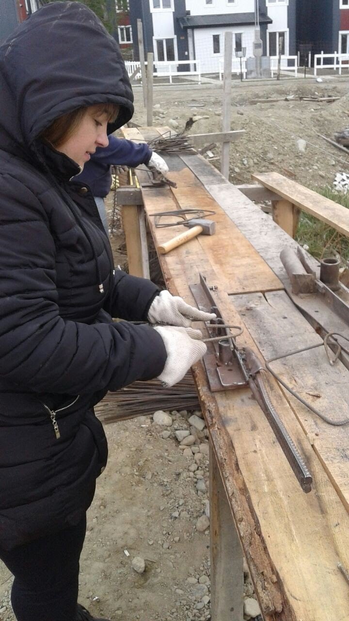 Yanira Martinez Ortiz trabajando en la obra de las viviendas de la Copperativa "Nuestro Techo".