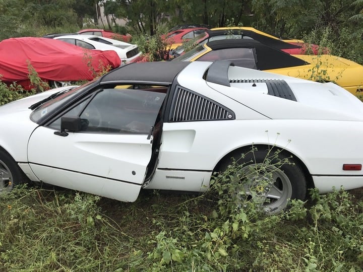 Modelos de Ferrari abandonados en un campo. (Silodrome).