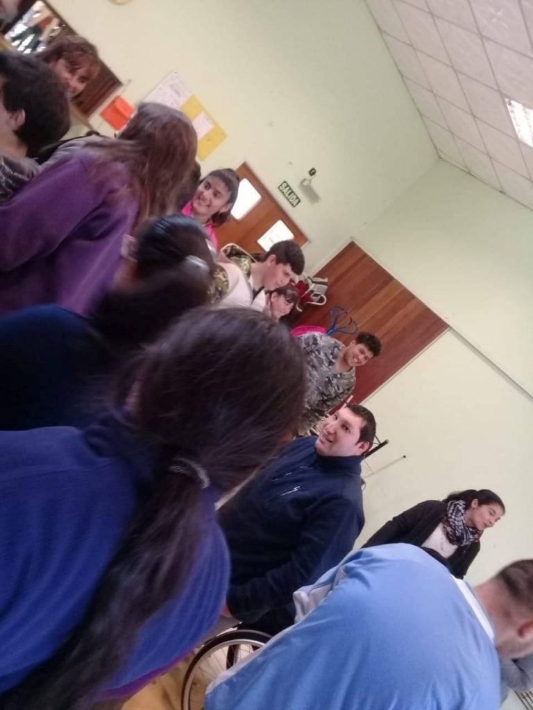 El Centro de Estudiantes del Ipet Paravachasca de Alta Gracia, realizando donaciones a Crecer.