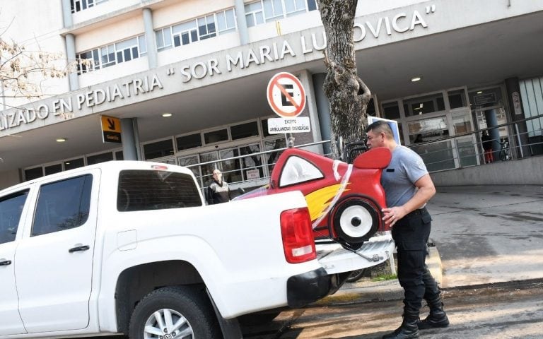 Presos fabricaron una silla de ruedas del Rayo McQueen para Hospital de Niños de La Plata