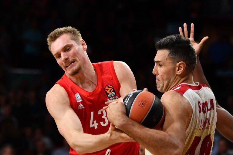 Luis Scola lucha por la pelota contra Leon Radosevic (Foto: EFE).