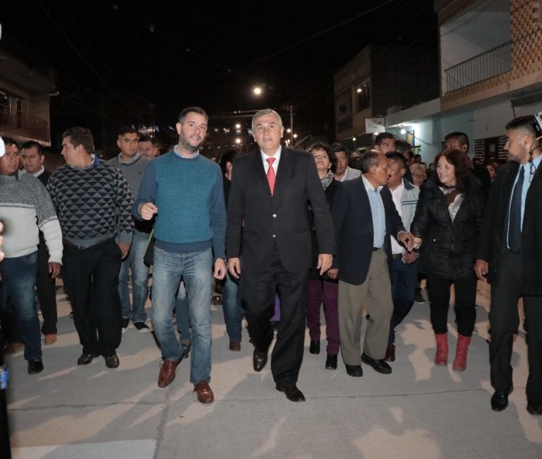 El gobernador Gerardo Morales, el intendente Pablo Palomares, funcionarios y vecinos, en la inauguración del pavimento en la avenida Libertad, una de las principales arterias y circuito comercial de la ciudad de Palpalá.